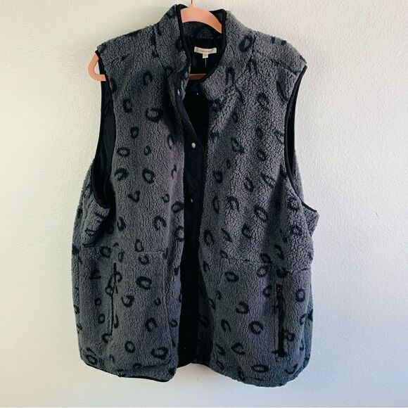 Maurices Gray Black Animal Print Fleece Vest - Picture 1 of 3
